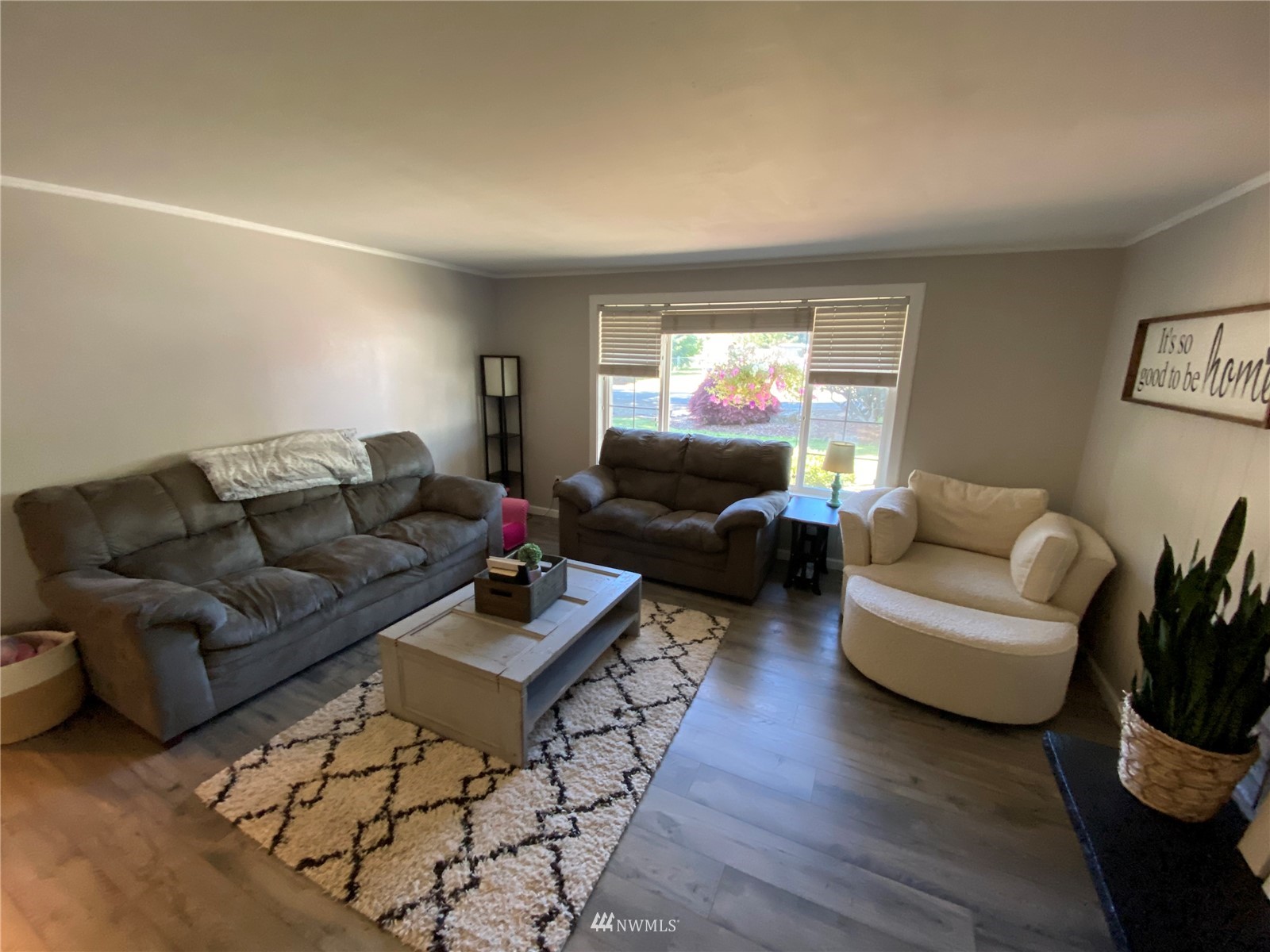 160 Galaxie Road Chehalis, WA 98532 - Photo 8 of 27 a living room with furniture and a flat screen tv