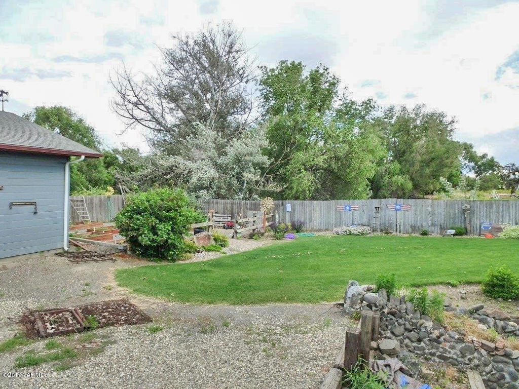 4040 Forsell Road Grandview, WA 98930 - Photo 50 of 56 a view of a backyard with plants and large trees