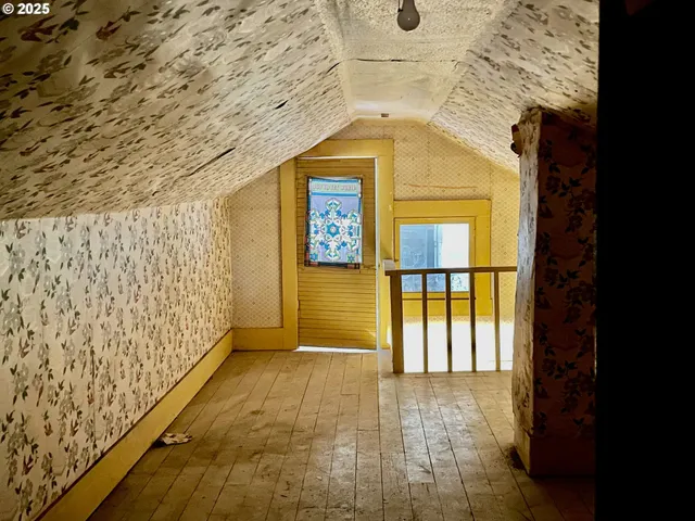 a view of empty room with window