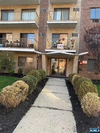 $1,895 | 245 Anderson Street, Unit 4G, Hackensack, NJ 07601