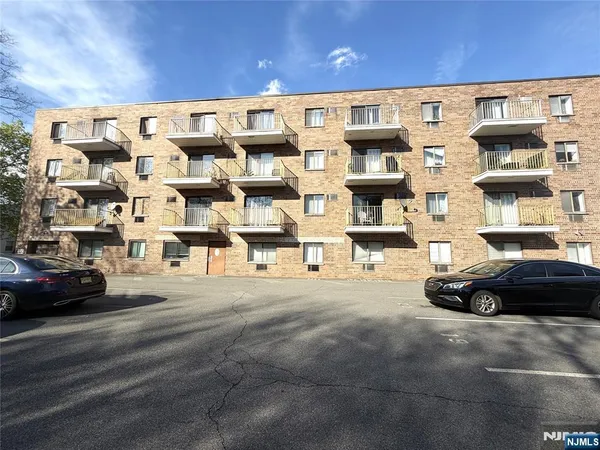 $1,895 | 245 Anderson Street, Unit 4G, Hackensack, NJ 07601