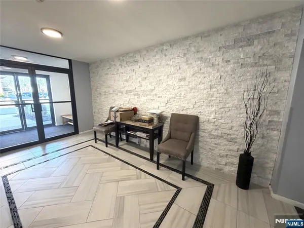 $1,895 | 245 Anderson Street, Unit 4G, Hackensack, NJ 07601