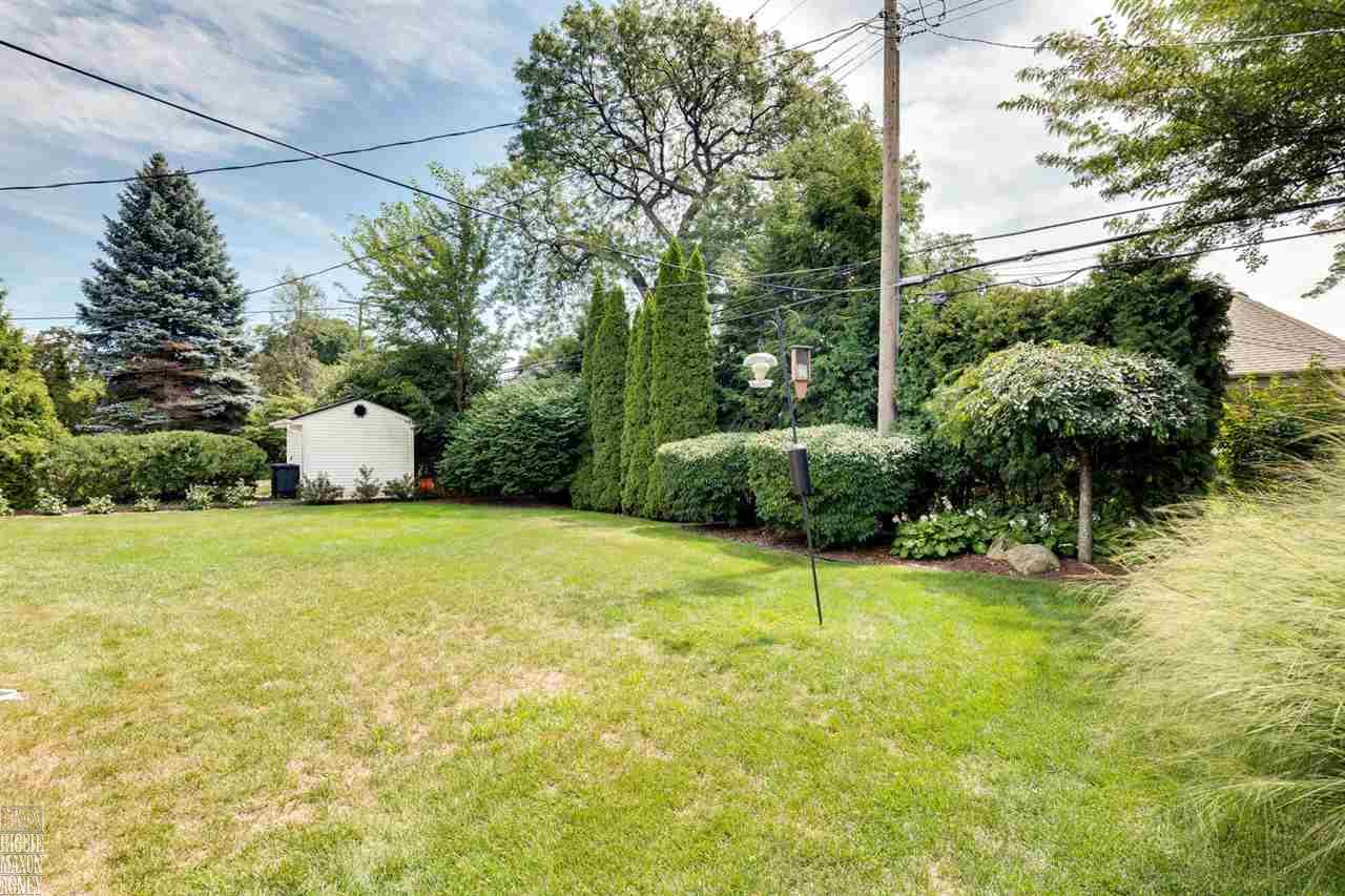 641 Roslyn Road Grosse Pointe Woods, MI 48236 - Photo 21 of 27