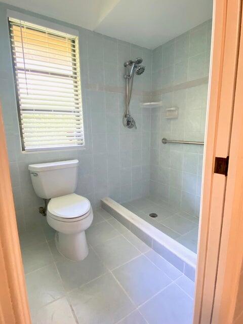5585 Pennock Point Road Jupiter, FL 33458 - Photo 11 of 19 a bathroom with a toilet a sink and shower