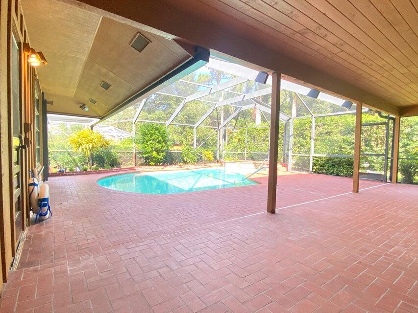 5585 Pennock Point Road Jupiter, FL 33458 - Photo 17 of 19 a view of an empty room with a large window