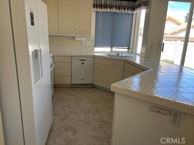 1961 Riviera Avenue Banning, CA 92220 - Photo 12 of 60 Kitchen