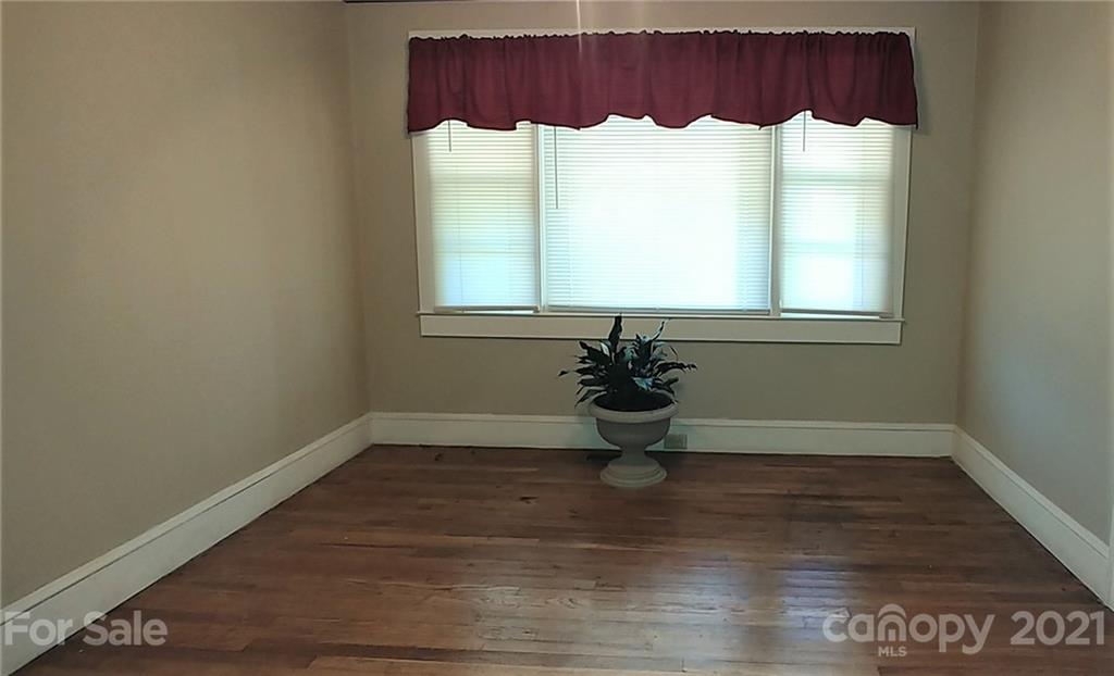 1138 Old York Road Chester, SC 29706 - Photo 8 of 28 a bathroom with a bathtub and window