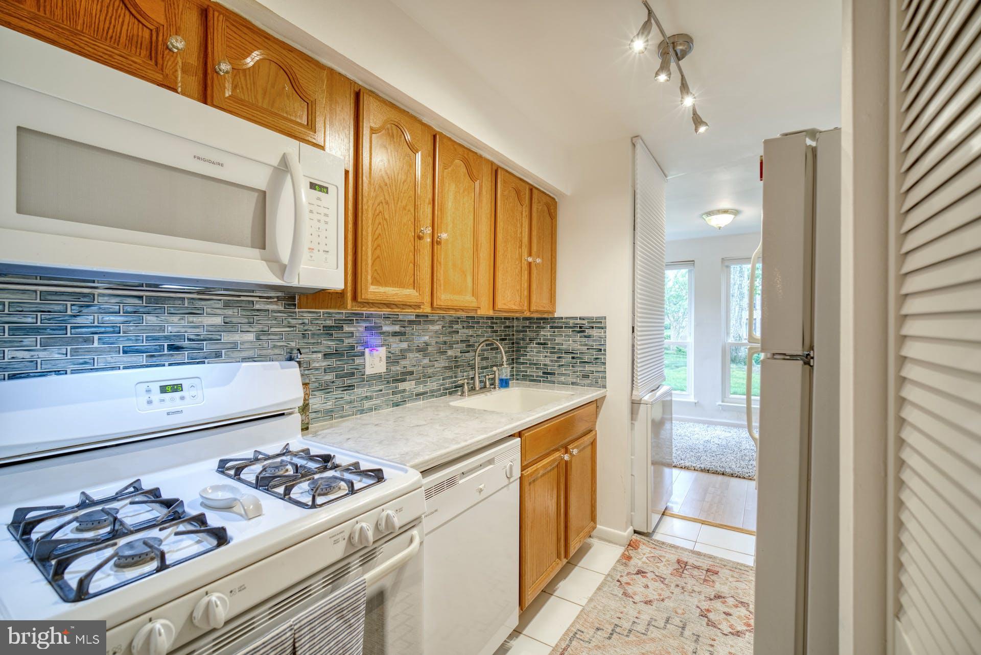11236 Chestnut Grove Square, Unit 11236164 Reston, VA 20190 - Photo 19 of 45 Custom Backsplash