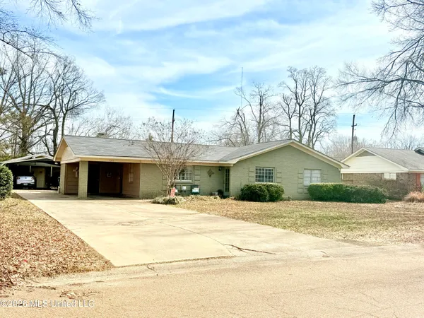 $199,000 | 1208 Medallion Drive, Greenwood, MS 38930