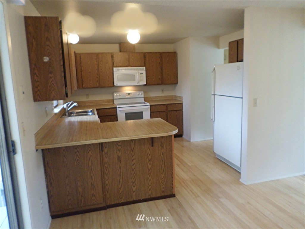 4524 Southeast 4th Place Renton, WA 98059 - Photo 4 of 17