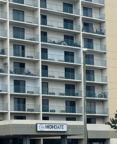 a view of room with empty shelves