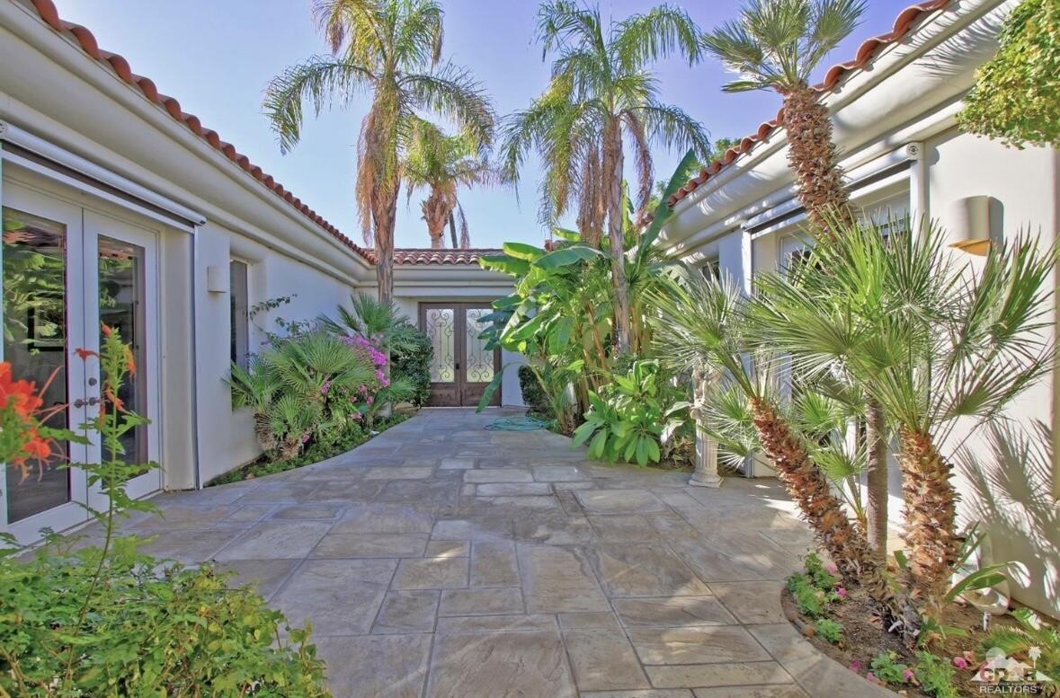 104 Loch Lomond Road Rancho Mirage, CA 92270 - Photo 5 of 27 a view of a garden with plants