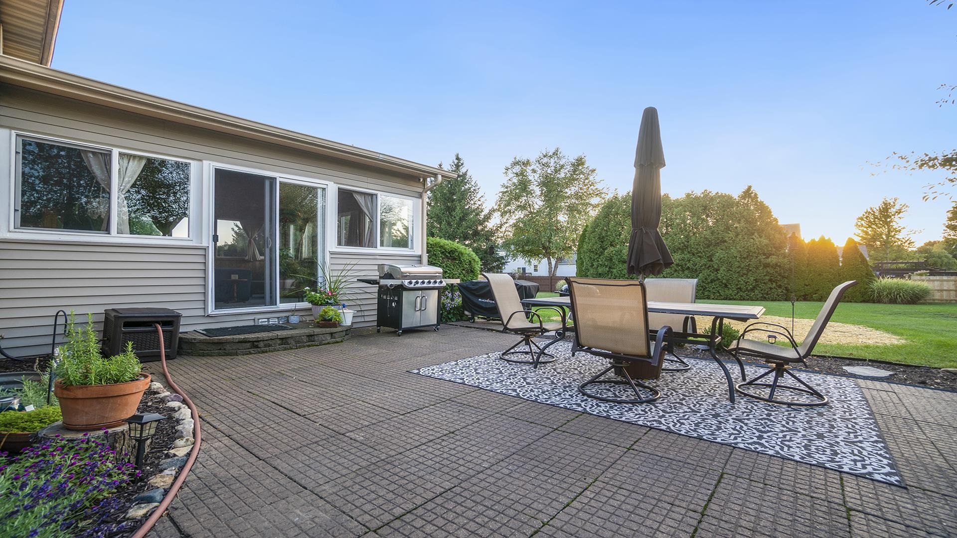 604 Commander Place Belvidere, IL 61008 - Photo 38 of 40 a view of a patio with table and chairs potted plants with wooden fence
