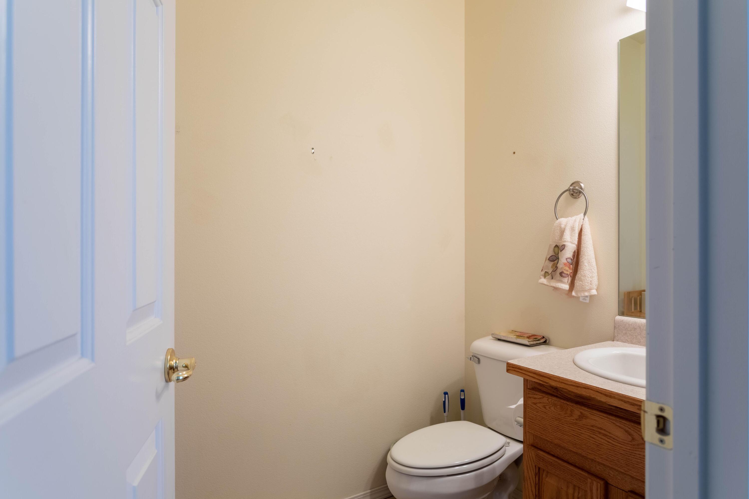 1012 Megan Lane Phoenix, OR 97535 - Photo 15 of 35 Floor 1- 1/2 Bath