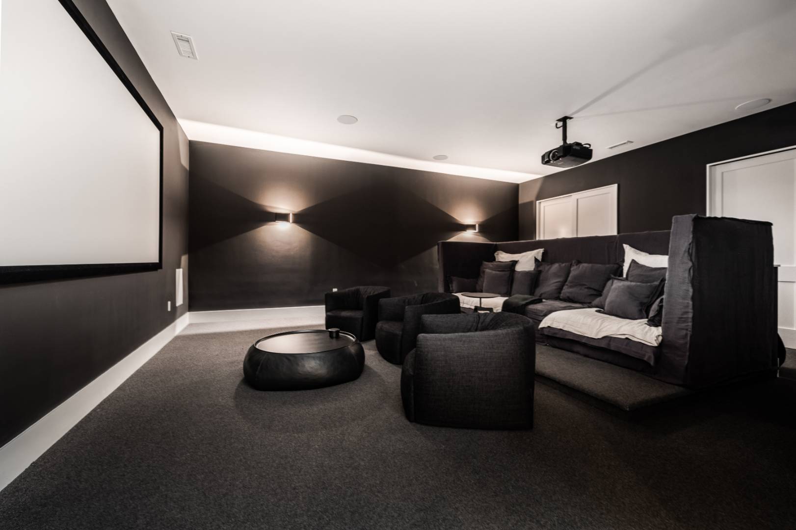 42 Old Noyack Path Sag Harbor, NY 11963 - Photo 30 of 43 a living room with furniture and a lamp