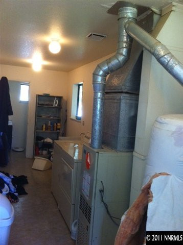 1383 Antelope Valley Road Reno, NV 89506 - Photo 9 of 13 a utility room with dryer and washer