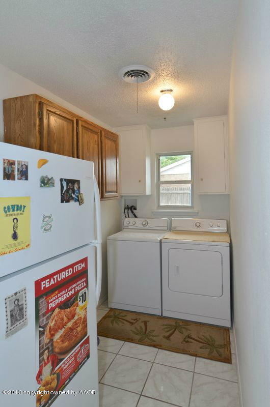 5111 Shield Drive Amarillo, TX 79110 - Photo 18 of 23 a room with a cabinets and window