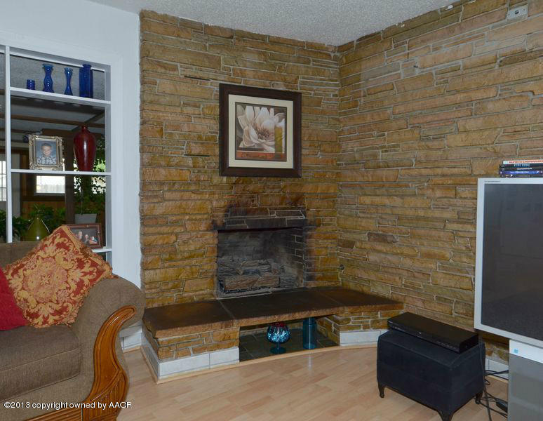 5111 Shield Drive Amarillo, TX 79110 - Photo 5 of 23 a living room with furniture