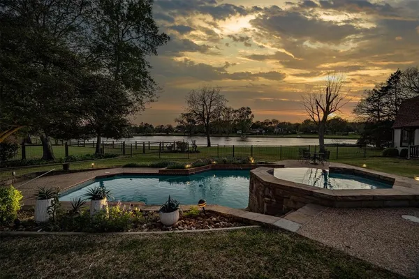 $949,000 | 210 North Forest Lane, Double Oak, TX 75077