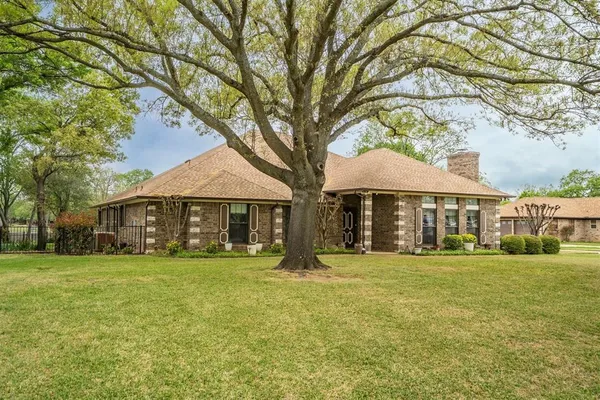 $949,000 | 210 North Forest Lane, Double Oak, TX 75077