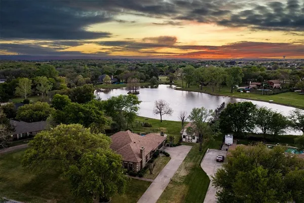$949,000 | 210 North Forest Lane, Double Oak, TX 75077