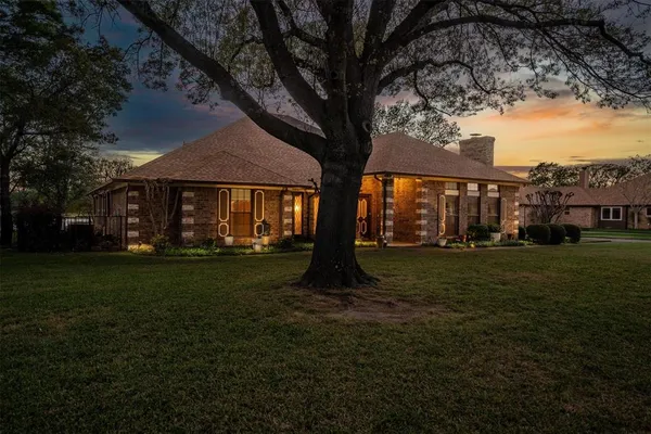 $949,000 | 210 North Forest Lane, Double Oak, TX 75077