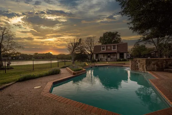 $949,000 | 210 North Forest Lane, Double Oak, TX 75077