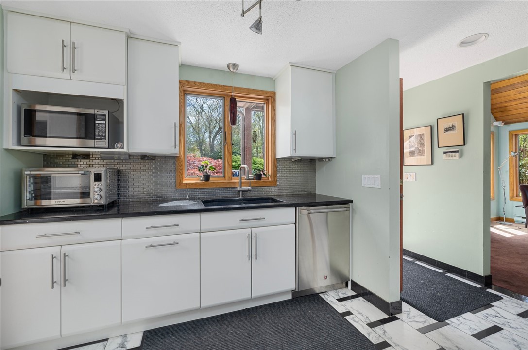 589 East Shore Road Jamestown, RI 02835 - Photo 12 of 46