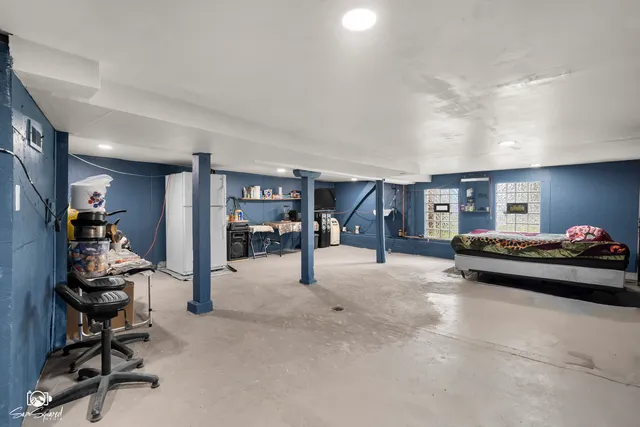 a view of livingroom with furniture and decorative equipment