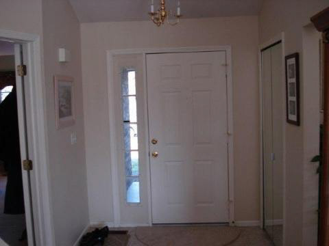 27000 Coach Trenton, MI 48183 - Photo 5 of 15 627684-4.JPG
