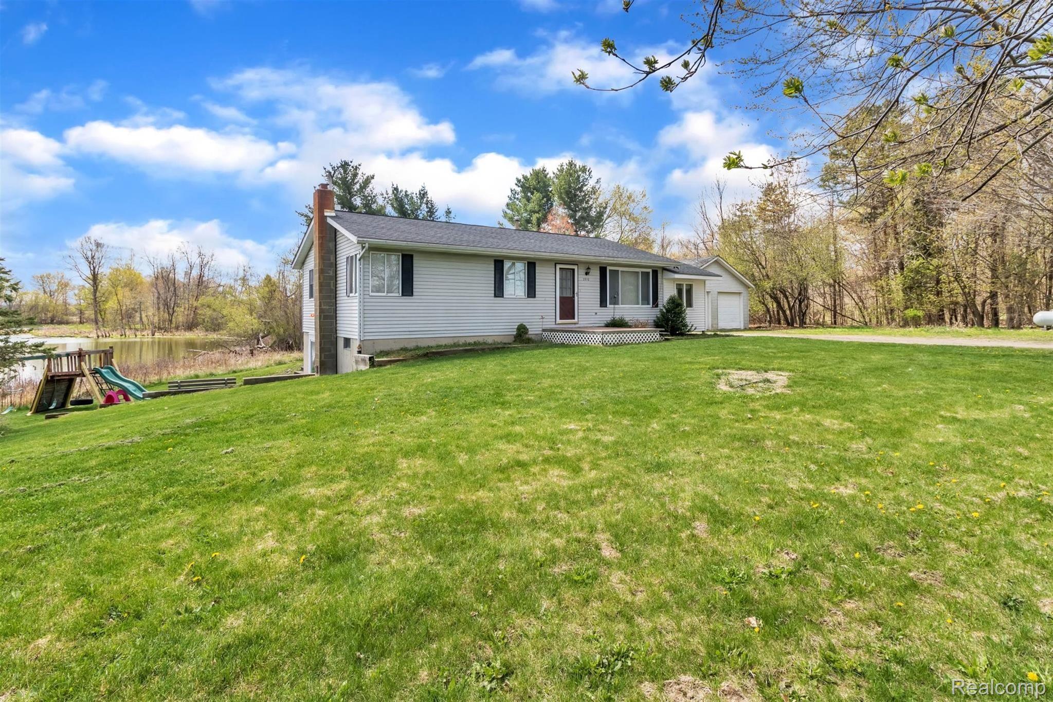 2910 East Cohoctah Road Howell, MI 48855 - Photo 3 of 35 Lots of Room To Play in This Large Yard