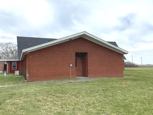 a view of yard with an ocean and trees