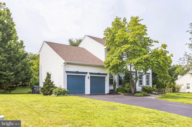 a view of a house with backyard