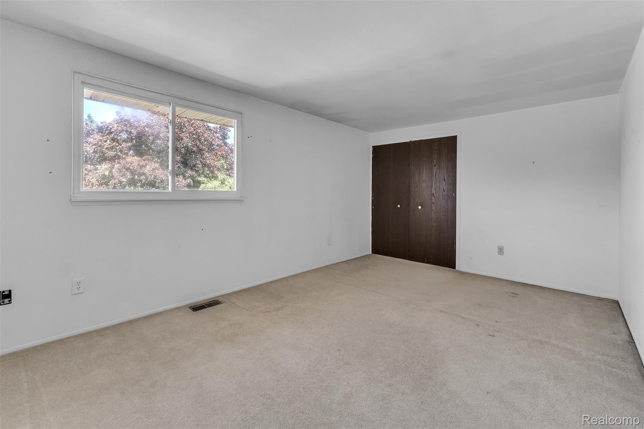 7000 Woonsocket Street Canton, MI 48187 - Photo 37 of 65 Neutral tone wall finishes