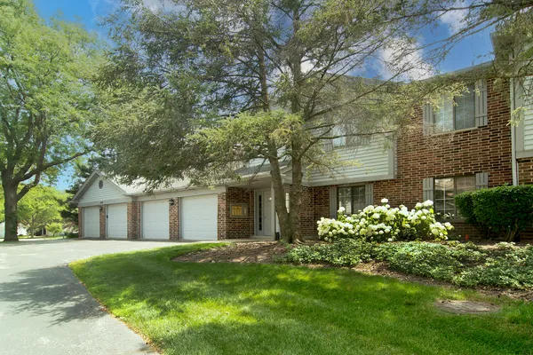 $299,000 | 1431 West Partridge Lane, Unit 1, Arlington Heights, IL 60004