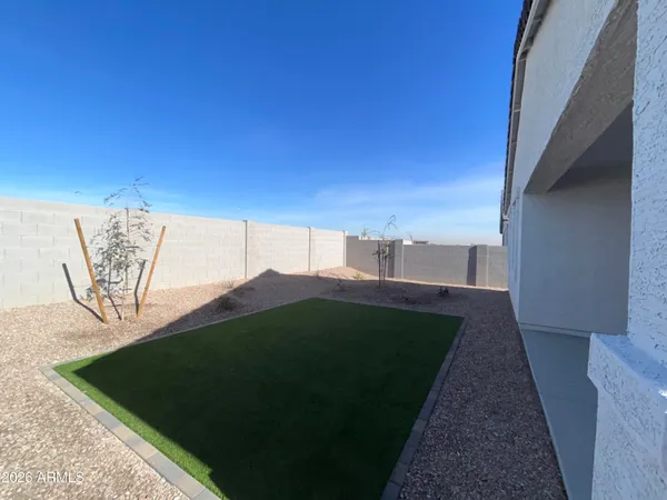 a view of a back yard