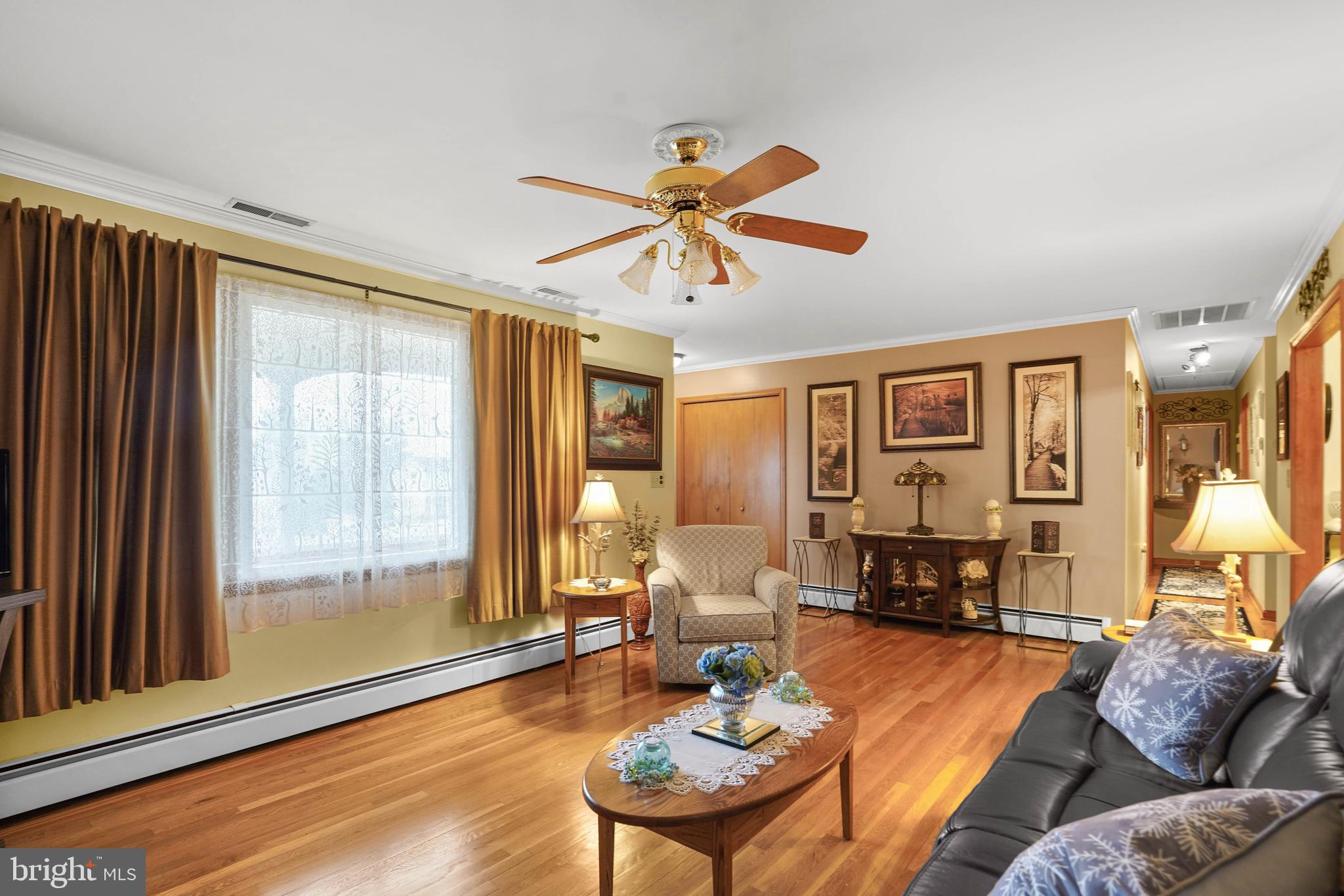 24412 Welsh Road Gaithersburg, MD 20882 - Photo 3 of 54 Living Room