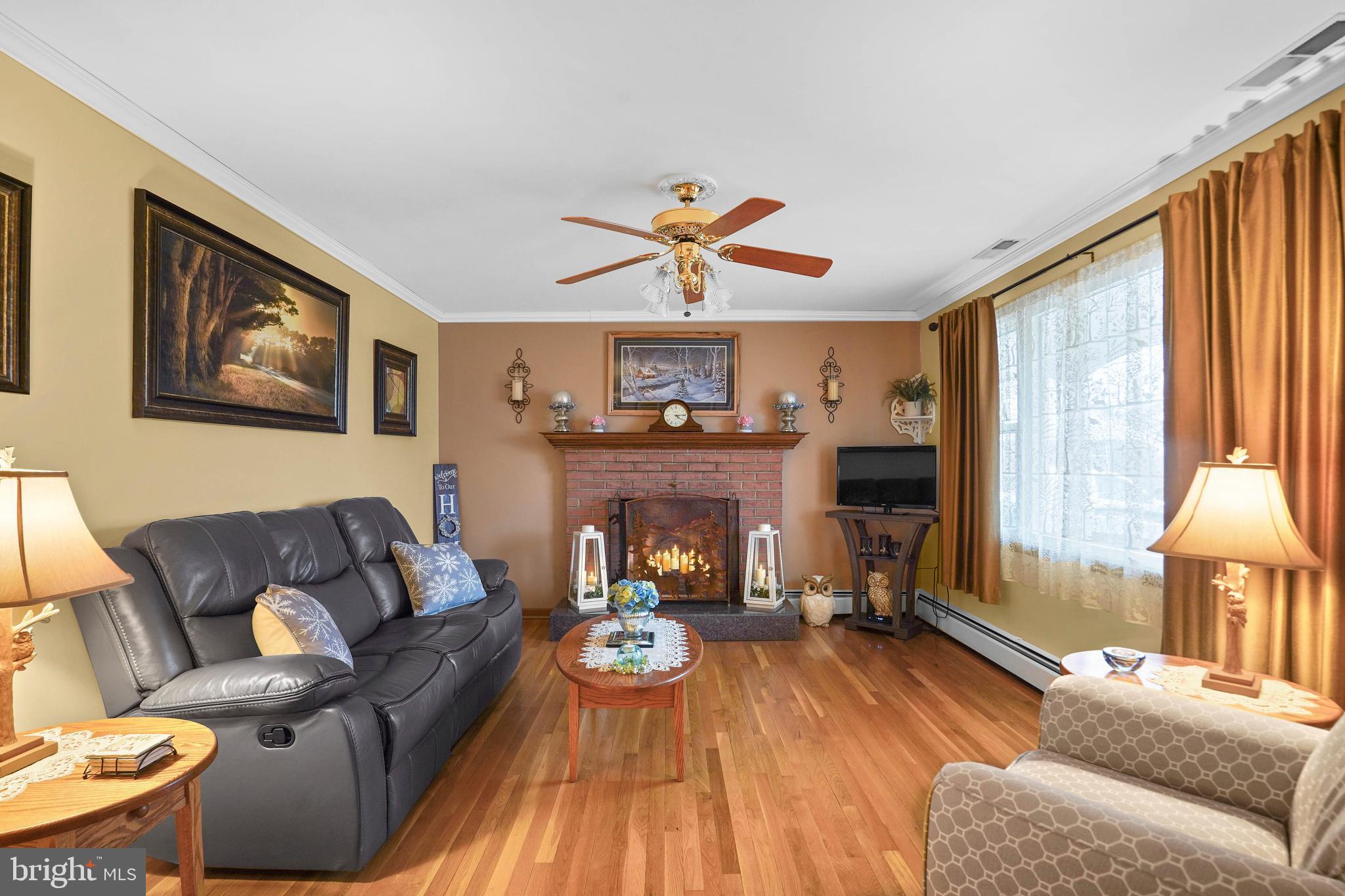 24412 Welsh Road Gaithersburg, MD 20882 - Photo 5 of 54 Living Room