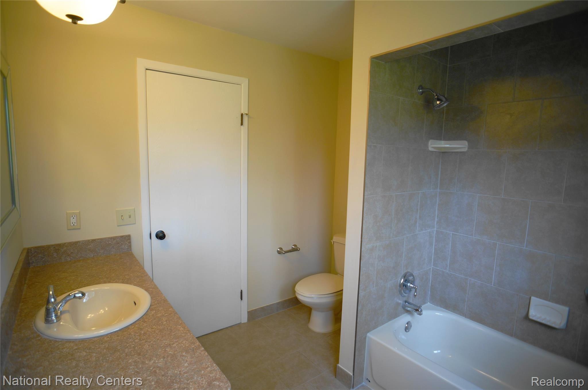 806 Hampton Circle Rochester, MI 48307 - Photo 14 of 16 DSC00401 (1).JPG