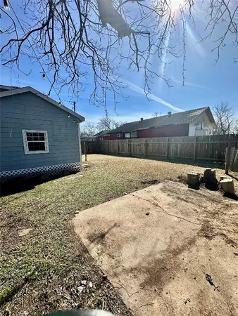 a view of back yard of the house
