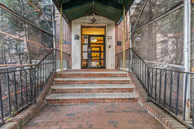 a view of entryway with a front door