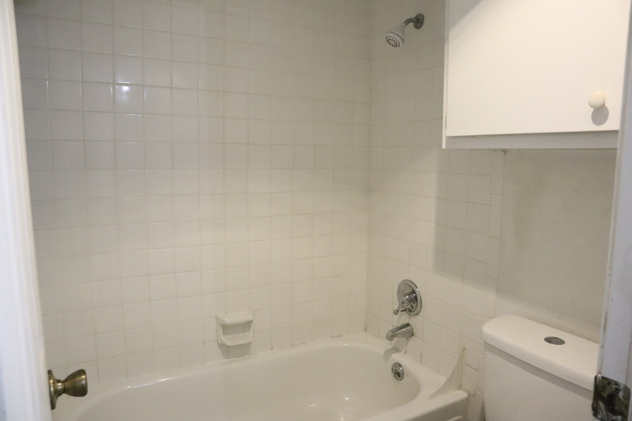 10912 Gulf Freeway, Unit 25 Houston, TX 77075 - Photo 11 of 23 a bathroom with a bathtub and a toilet