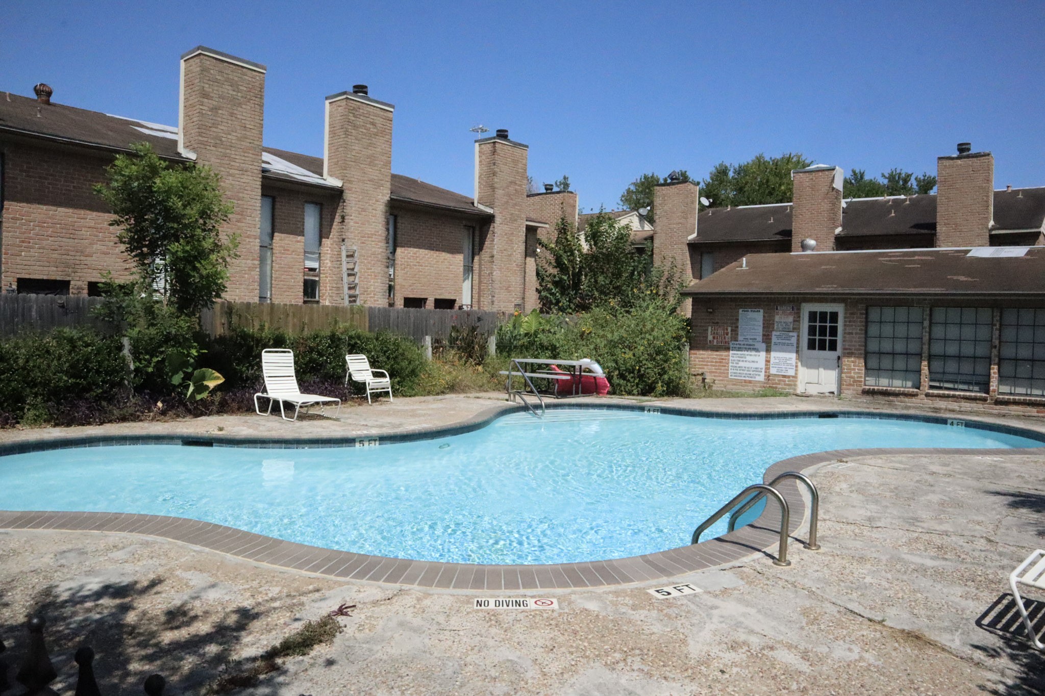 10912 Gulf Freeway, Unit 25 Houston, TX 77075 - Photo 20 of 23 a view of a house with a swimming pool
