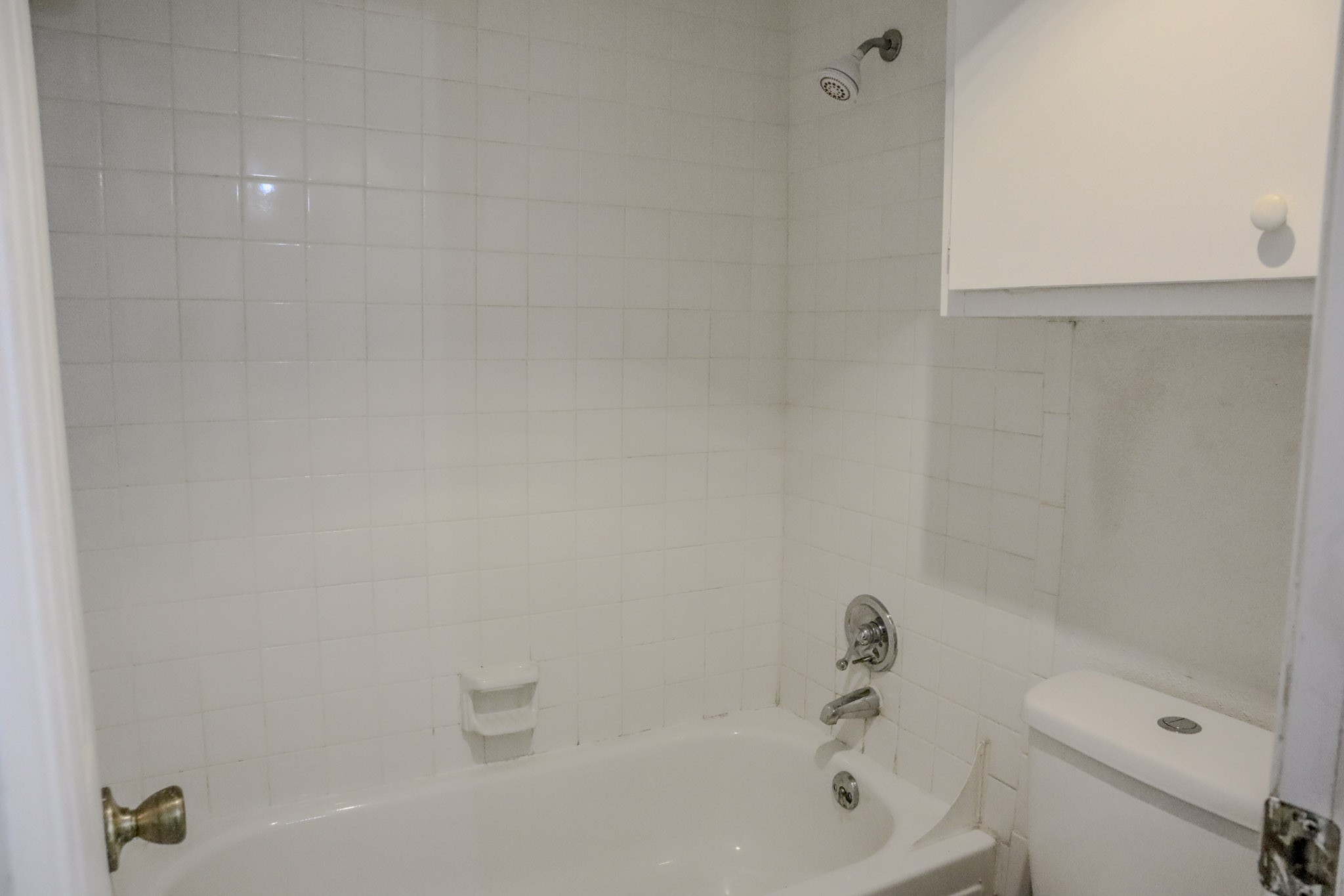 10912 Gulf Freeway, Unit 25 Houston, TX 77075 - Photo 10 of 23 a bathroom with a bathtub
