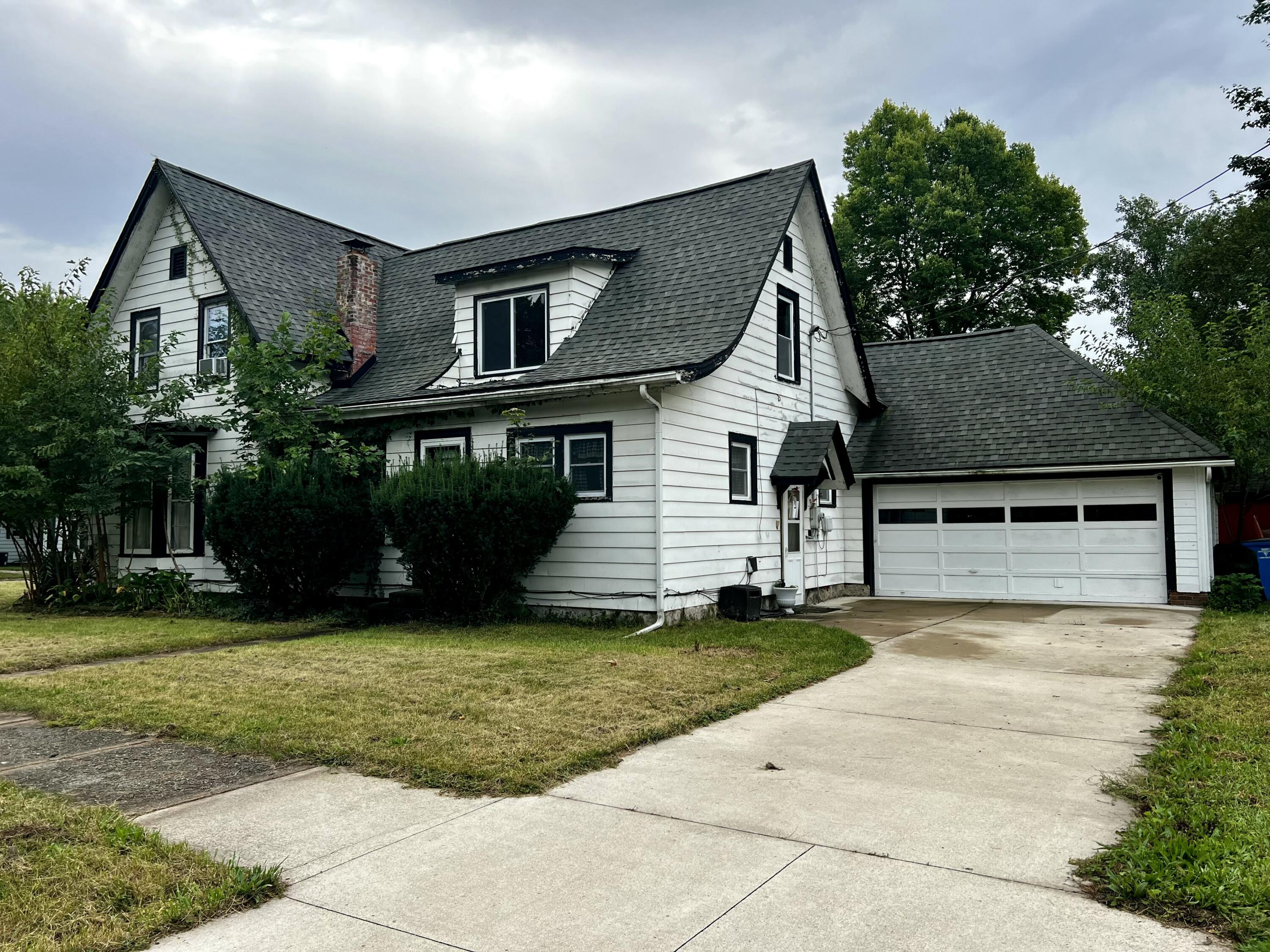 Exterior & Garage