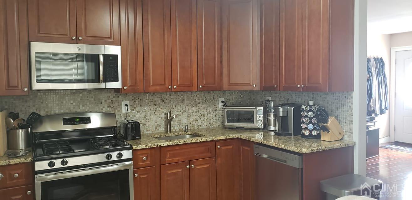 9 Richmond Road Edison, NJ 08817 - Photo 2 of 15 a kitchen with granite countertop a stove and cabinets
