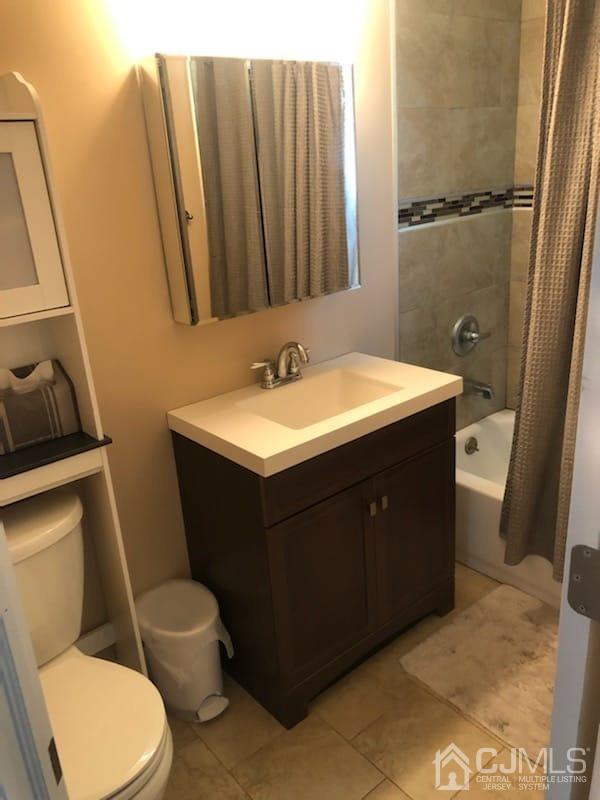 9 Richmond Road Edison, NJ 08817 - Photo 7 of 15 a bathroom with a toilet a sink and a mirror