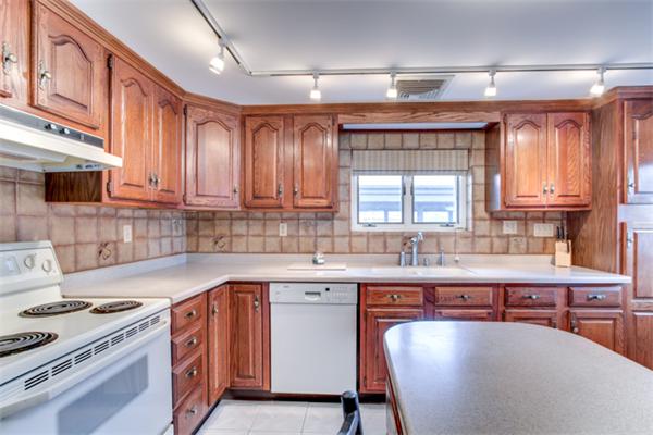 22 Topping Road Andover, MA 01810 - Photo 6 of 16 Gallery Image 6