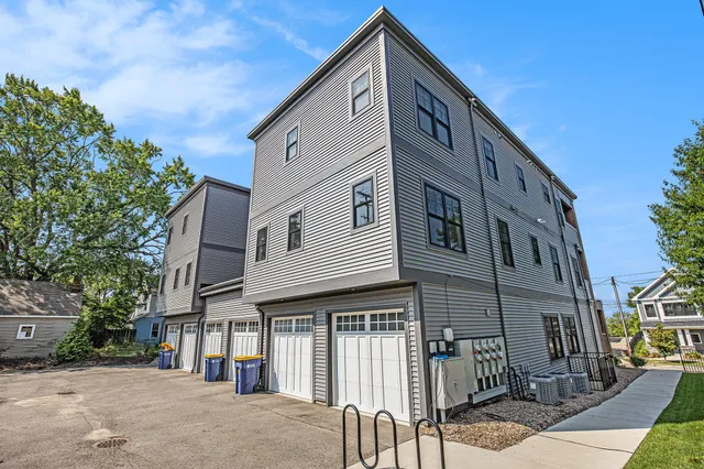 $487,400 | 826 Fairview Avenue Northeast, Unit 4, Grand Rapids, MI 49503