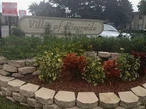 a sign that is sitting in the middle of a yard